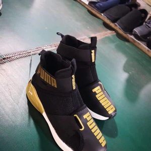 black/gold unisex shoe